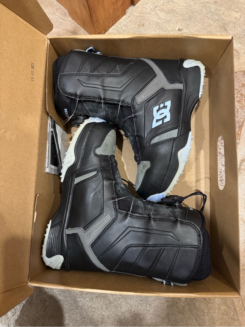 Women’s DC snowboarding boots size 9